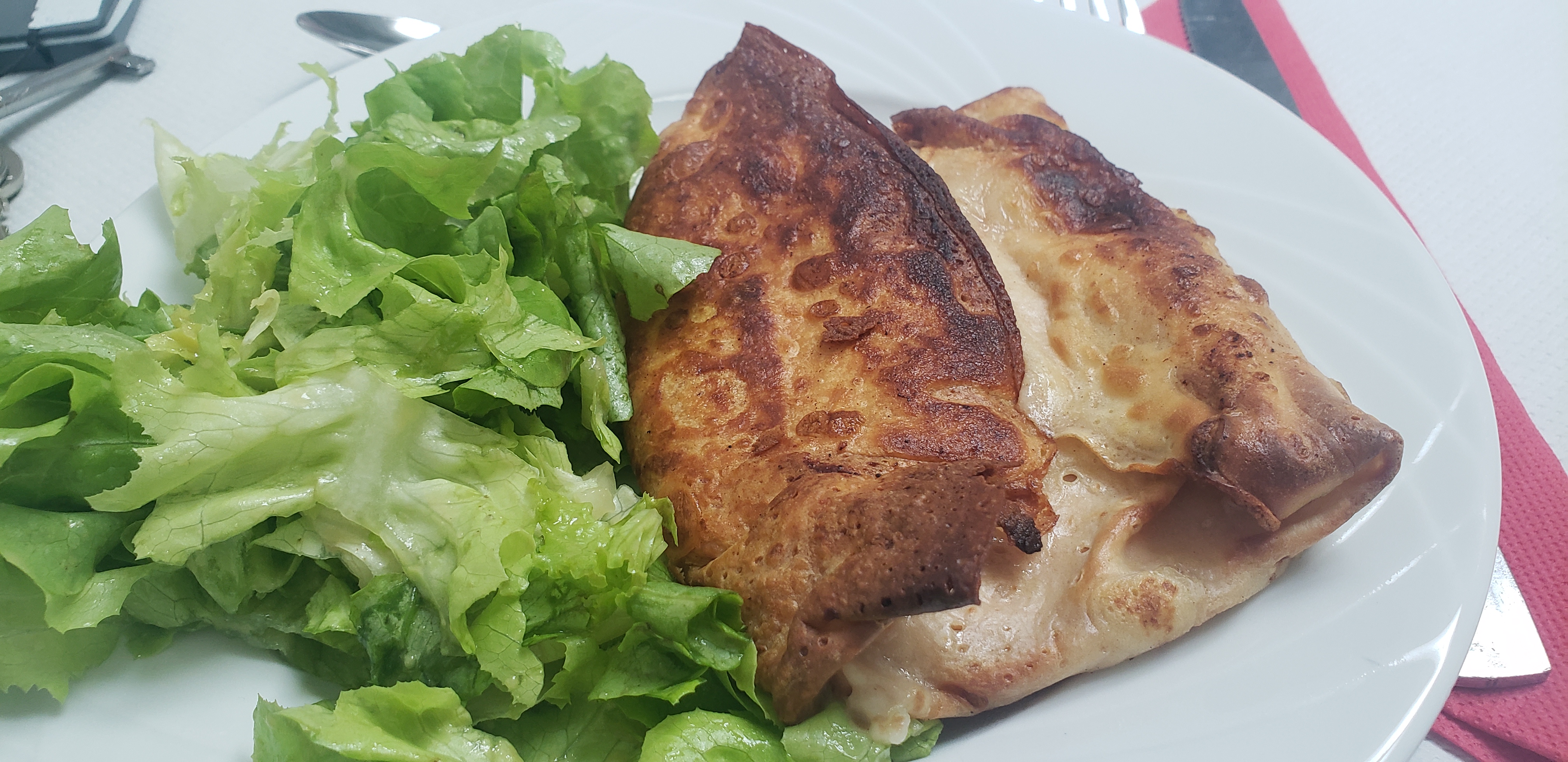 Assiette de crêpes jambon/fromage et salade